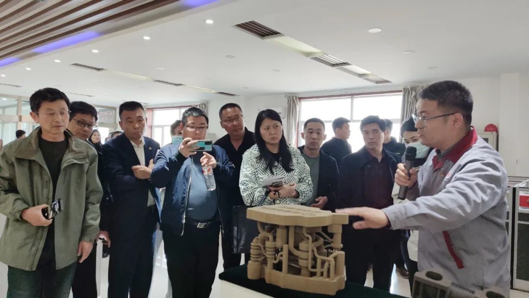 全市各縣（市、區(qū)）總工會(huì)、綜合產(chǎn)業(yè)工會(huì)、市直機(jī)關(guān)工會(huì)負(fù)責(zé)人及全市企業(yè)創(chuàng)新工作室?guī)ь^人來(lái)北雁新材料觀摩。